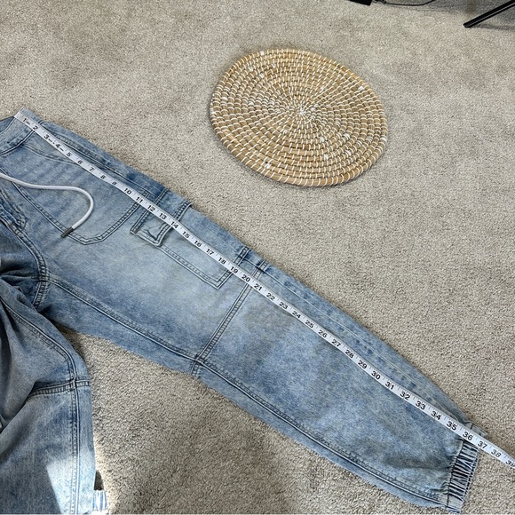 American Eagle Women’s Super High Waisted Cargo Denim Jogger Jeans in Ice Blue 4 - Picture 14 of 16